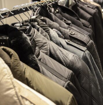 Kolorowy portfel kontra klasyczny outfit