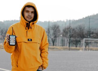 Jak stylizować biżuterię z dużą torebką?