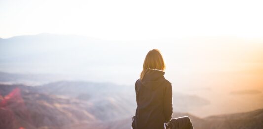 Stylizacje dla kobiet o figurze gruszki – dodatki mają znaczenie