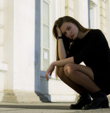 Mała czarna i torebka XXL – duet, który działa