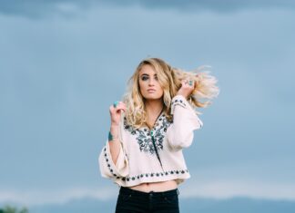 Torebka w kolorze neonowym? Oto jak ją ograć!