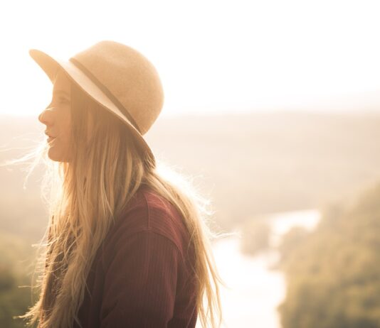 Letnie stylizacje z koszykiem i słomkowym kapeluszem