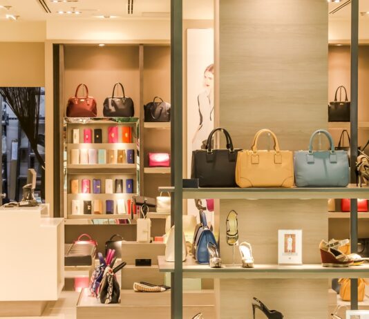 Czym różni się galanteria high-street od designer?