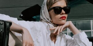 Jak nosić wzorzyste apaszki, by dodać stylu prostym lookom Elegancka kobieta w białej koszuli i okularach przeciwsłonecznych