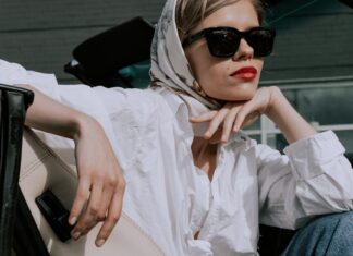 Elegancka kobieta w białej koszuli i okularach przeciwsłonecznych