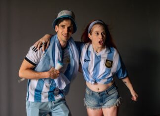 Jak zaplanować oprawę meczową krok po kroku: poradnik dla ultrasa Dwóch kibiców Argentyny w koszulkach reprezentacji świętuje w domu