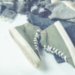 Flat lay dodatków: sneakersy, okulary przeciwsłoneczne i szal