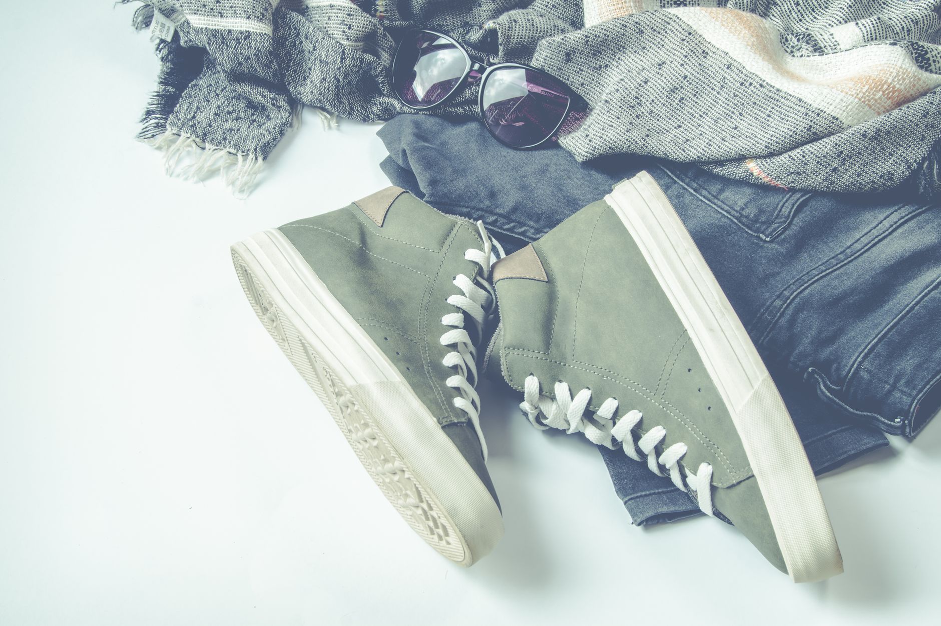 Flat lay dodatków: sneakersy, okulary przeciwsłoneczne i szal
