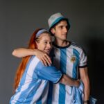 Para kibiców Argentyny obejmuje się i świętuje gol na meczu