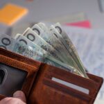 Ile kosztuje naprawa portfela u kaletnika? Ceny suwaka, zatrzasku i przeszyć