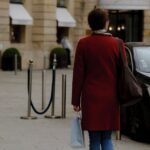 Jakie kolory pasują do bordowej torebki? Bezpieczne duety i odważne kontrasty