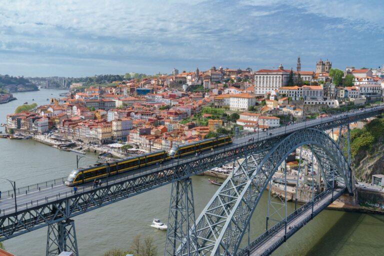 Widok z lotu ptaka na most Luísa I nad r